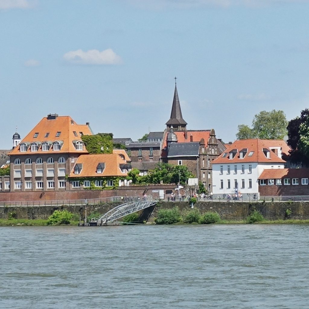 Kaisersweth, Panorama von Rhein gesehen