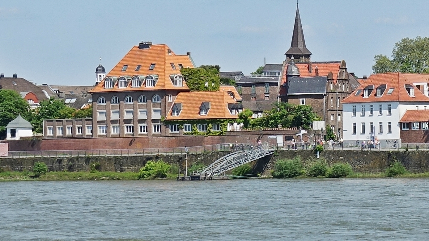 Schiffsanleger am Rhein in Kaiserswerth