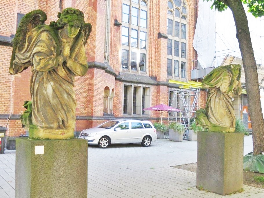 Die beiden Kaiserswerther Engel am heutigen Standort vor der Johanneskirche in Düsseldorf. Foto: H. Sövegjarto